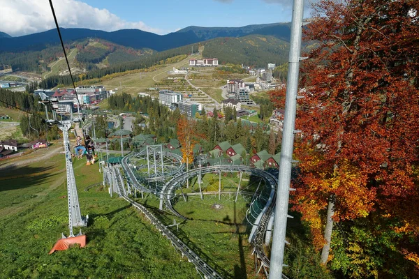 2022年10月13日 乌克兰西部伊万诺 弗兰科夫斯克州喀尔巴阡山美丽的村庄和最大的滑雪胜地布科维尔的滑雪电梯里的人 — 图库照片