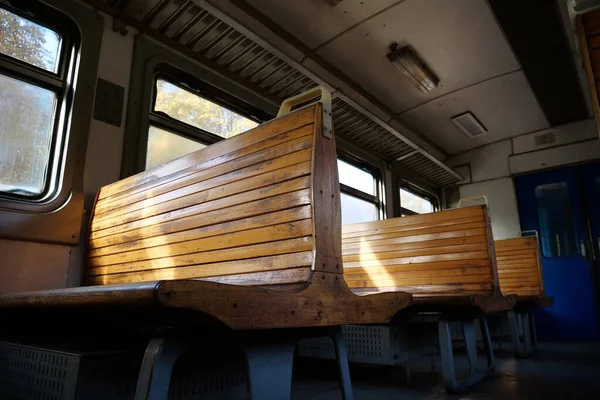 Régi Üres Vasúti Kocsi Fából Készült Ülések Egy Külvárosi Vonat — Stock Fotó