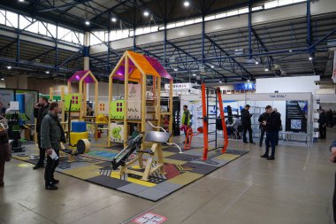 KYIV, UKRAINE, 10 Mart 2023: Uluslararası İnşaat Fuarı Inter Build Expo ve uluslararası mobilya forumu KIFF 'deki insanlar Ukrayna' nın başkenti Kyiv 'deki ana uluslararası sergi merkezinde