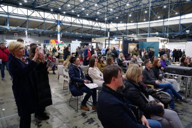 KYIV, UKRAINE, 10 Mart 2023: Uluslararası İnşaat Fuarı Inter Build Expo ve uluslararası mobilya forumu KIFF 'deki insanlar Ukrayna' nın başkenti Kyiv 'deki ana uluslararası sergi merkezinde