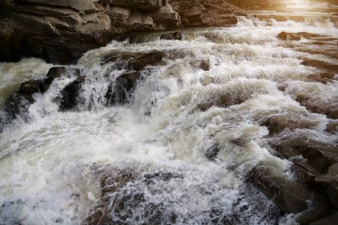 Güzel, güçlü bir şelale. Yaremche şehrinde Probiy şelalesi ve Prut nehri, batı Ukrayna