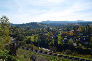 Batı Ukrayna 'daki Karpat dağlarındaki Vorokhta kasabasının eski mimarisi.