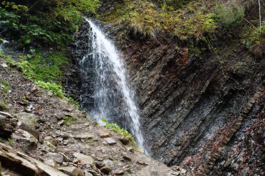 Zhenetskyi Huk şelalesi ya da Huk şelalesi, Zhenets nehri, Karpatlar Ulusal Parkı, Gorgany dağ sırtı, batı Ukrayna