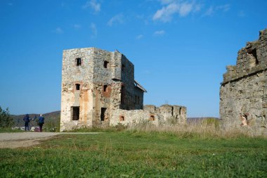 Antik taş kule, Pniv Kalesi 'nde taret - Batı Ukrayna' nın İvano-Frankivsk bölgesinde ortaçağ tarihi nesne