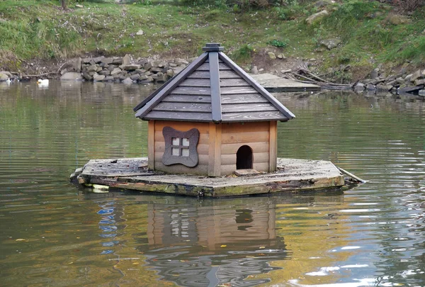 Piccola Casa Uccelli Sul Lago — Foto Stock