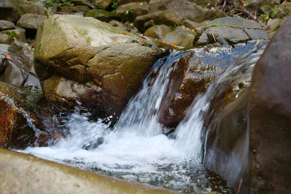 Bela Natureza Selvagem Pequena Cachoeira Nas Montanhas Fluxos Água Puros — Fotografia de Stock
