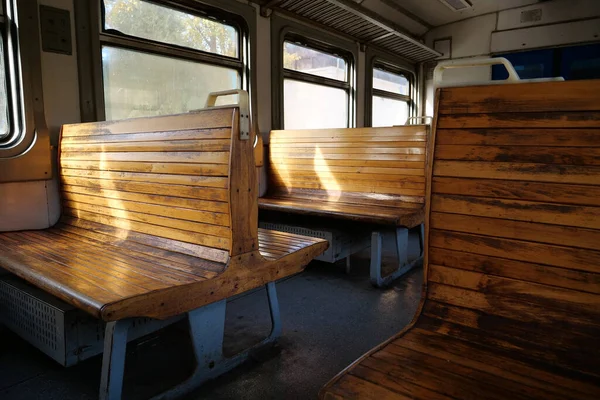列車の古い空のワゴン 郊外電車の空のコーチで木製の席 — ストック写真
