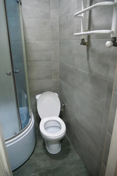 Interior Casa Banho Com Vaso Sanitário Branco Toalheiro Aquecido Cabine — Fotografia de Stock