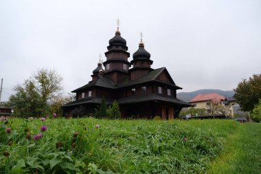 Kutsal Peygamber İlya Kilisesi, Yaremche şehri, batı Ukrayna, Karpatya Dağları 'nda Hutsul tarzında yapılmış eşsiz bir mimari anıttır.