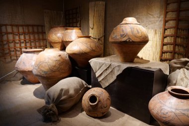 Ayrı parçalardan yapıştırılmış gerçek antik çömlek. 