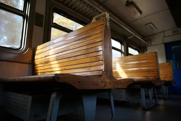 Starý Prázdný Vagón Vlaku Dřevěná Sedadla Prázdném Vagónu Předměstského Vlaku — Stock fotografie
