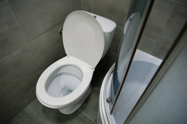 Toalettrumsinteriör Med Vit Toalettskål Duschkabin Och Gråa Väggplattor — Stockfoto