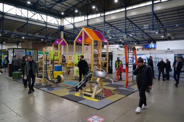 KYIV, UKRAINE, 10 Mart 2023: Uluslararası İnşaat Fuarı Inter Build Expo ve uluslararası mobilya forumu KIFF 'deki insanlar Ukrayna' nın başkenti Kyiv 'deki ana uluslararası sergi merkezinde