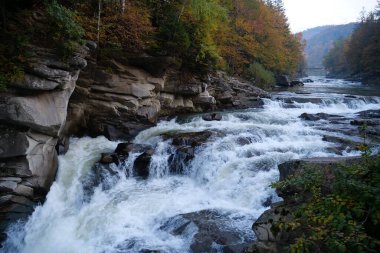 Prut Nehri 'nde Probiy Şelalesi, Yaremche City, batı Ukrayna. Ukrayna Karpatlarının en güzel ve güçlü şelalelerinden biridir.