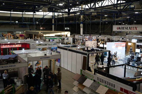 KYIV, UKRAINE, 10 Mart 2023: Uluslararası İnşaat Fuarı Inter Build Expo ve uluslararası mobilya forumu KIFF 'deki insanlar Ukrayna' nın başkenti Kyiv 'deki ana uluslararası sergi merkezinde