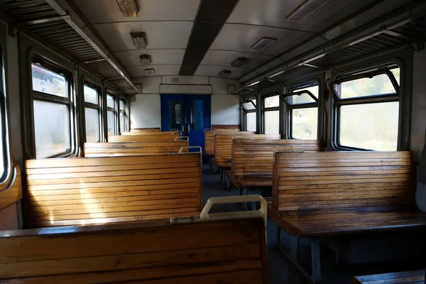 Παλιό Άδειο Βαγόνι Τρένου Ξύλινα Καθίσματα Άδειο Πούλμαν Προαστιακού Τρένου — Φωτογραφία Αρχείου