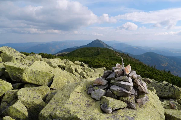 Πέτρες Καλυμμένες Κίτρινες Λειχήνες Στο Γοργάνι Οροσειρά Στη Δυτική Ουκρανία — Φωτογραφία Αρχείου