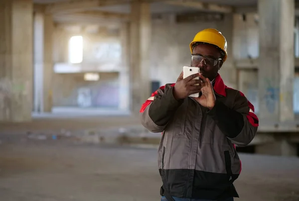 Ouvrier Afro Américain Casque Jaune Avec Smartphone Tient Sur Chantier — Photo
