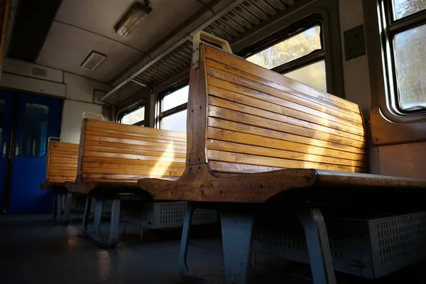 Старый Пустой Вагон Поезда Деревянные Сиденья Пустом Вагоне Пригородного Поезда — стоковое фото
