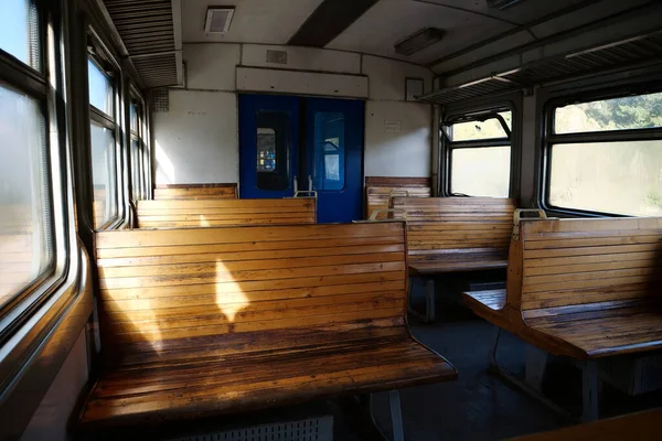 旧的空车火车 郊区火车空车中的木制座位 — 图库照片