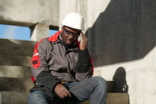 Afroamerikansk Arbetare Sitter Trappan Byggarbetsplatsen Han Mår Inte Bra Och — Stockfoto