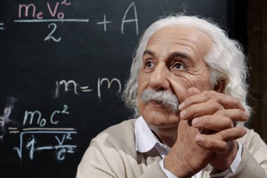 BUKOVEL, UKRAINE, 5 Ekim 2022: Dünyaca ünlü bilim adamı, teorik fizikçi, Nobel ödüllü, izafiyet teorisinin yaratıcısı Albert Einstein 'ın balmumu figürü
