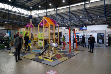 KYIV, UKRAINE, 10 Mart 2023: Uluslararası İnşaat Fuarı Inter Build Expo ve uluslararası mobilya forumu KIFF 'deki insanlar Ukrayna' nın başkenti Kyiv 'deki ana uluslararası sergi merkezinde
