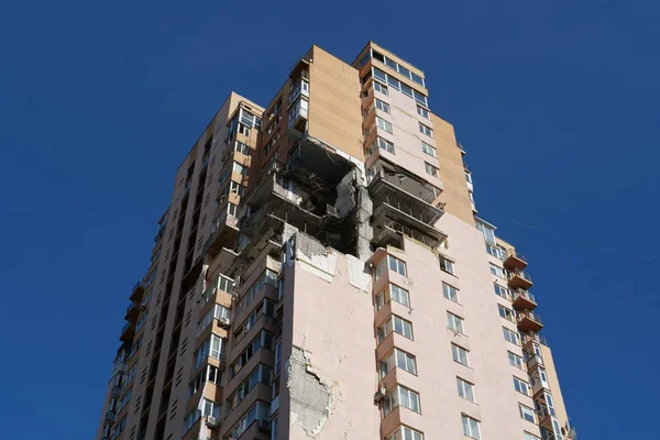Kyiv Ukraine May 2022 ロシアのミサイルは 2022年2月26日にキエフ市内の複数階建ての住居ビルを損傷しました ロシアの侵略 ウクライナでの戦争 ウクライナ人の恐怖と大量虐殺 — ストック写真