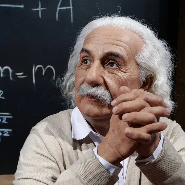 UKRAINE, BUKOVEL, ECTOBER 13, 2022: Dünyaca ünlü bilim adamı, Nobel ödüllü, teorik fizikçi, görelilik teorisinin yaratıcısı, masada oturan Albert Einstein