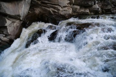 Güzel, güçlü bir şelale. Yaremche şehrinde Probiy şelalesi ve Prut nehri, batı Ukrayna