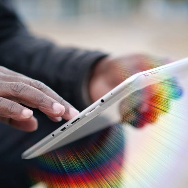 Afrikalı Amerikalı adam tablet bilgisayar kullanıyor. Siyah adamın elleri tablet bilgisayarı tutuyor, kapat. Tablet bilgisayarlı Afrikalı çalışmalar, sosyal ağlarda yayınlar