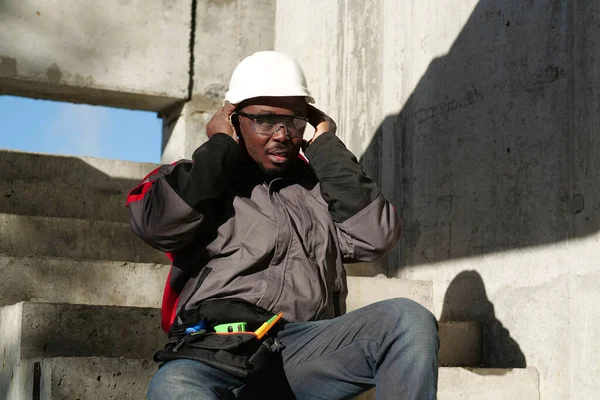 Nşaat Alanındaki Merdivenlerde Oturan Afrikalı Amerikalı Işçiler Kendini Iyi Hissetmiyor — Stok fotoğraf