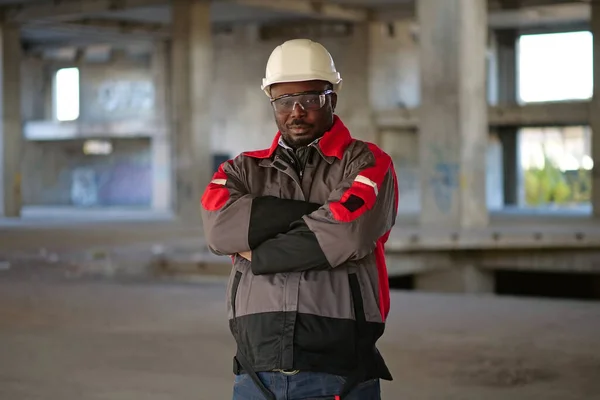 모자를 보호용 고글을 아프리카 미국인 근로자 공사장에 카메라를 — 스톡 사진