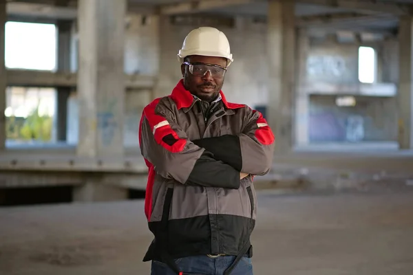 모자를 보호용 고글을 아프리카 미국인 근로자 공사장에 카메라를 — 스톡 사진