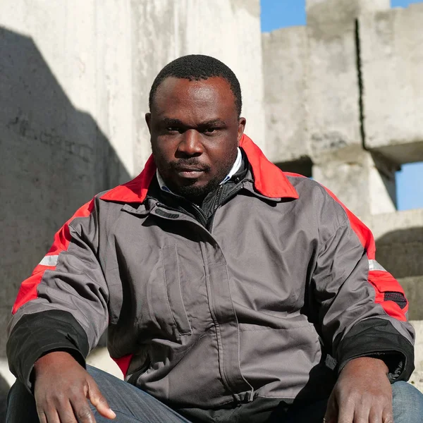 Африканський Робітник Сидить Сходах Будівельному Майданчику Дивиться Камеру Ліцензійні Стокові Зображення