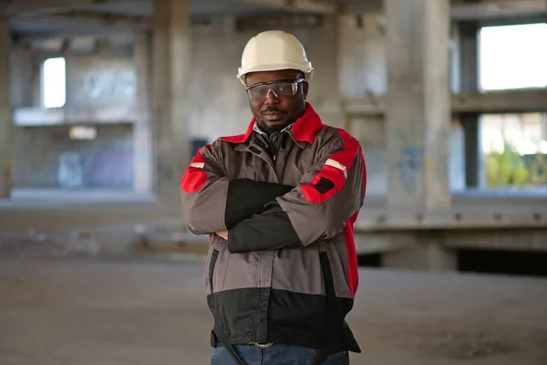Afrikansk Amerikansk Arbetare Vit Hatt Och Skyddsglasögon Står Byggarbetsplatsen Och — Stockfoto