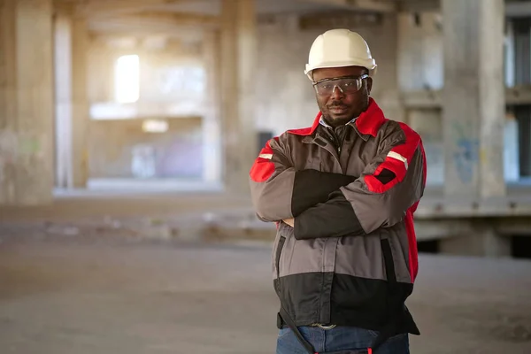 Afrikansk Amerikansk Arbetare Vit Hatt Och Skyddsglasögon Står Byggarbetsplatsen Och — Stockfoto