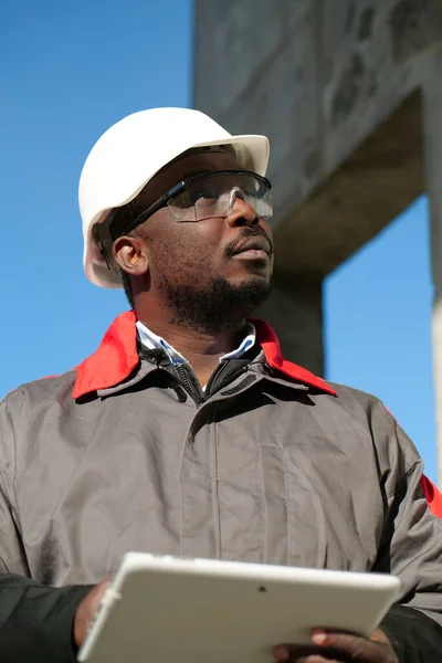 Afrikansk Amerikansk Arbetare Hård Hatt Och Skyddsglasögon Med Surfplatta Står — Stockfoto