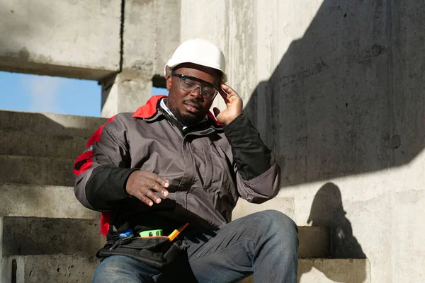 Afroamerikansk Arbetare Sitter Trappan Byggarbetsplatsen Han Mår Inte Bra Och — Stockfoto