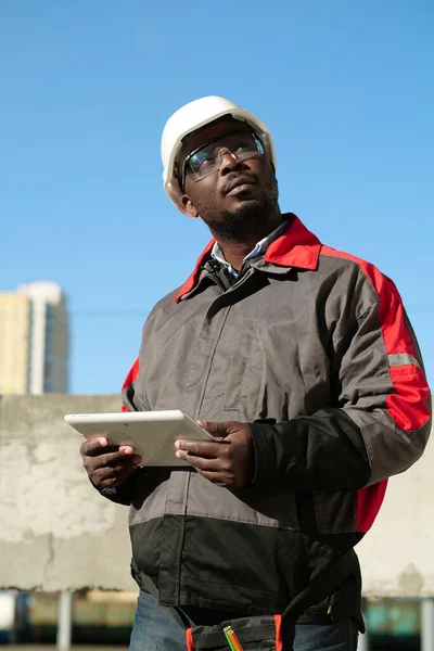 Lavoratore Afroamericano Berretto Rigido Occhiali Protettivi Con Tablet Stand Cantiere — Foto Stock