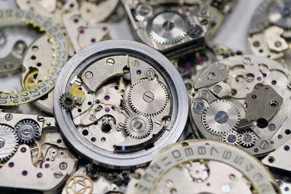時計の詳細と部品 マクロショット 歯車や歯車と古い機械式時計 時計や時計のメカニズムは 極端なクローズアップ 時間又は修理の概念 — ストック写真
