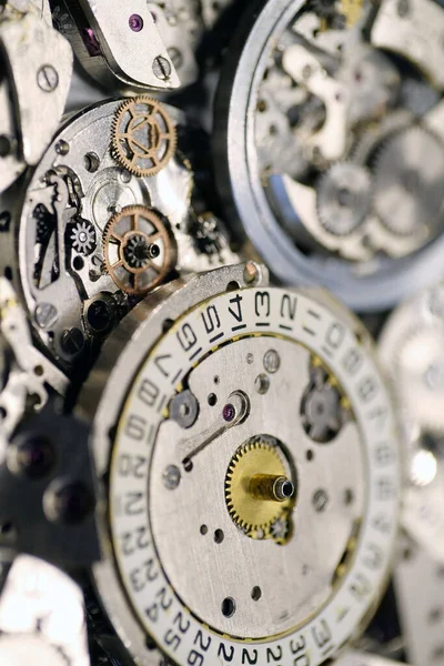 有齿轮和齿轮的老式机械表 手表或钟表的机制 极端的特写 时钟的细节和部件 宏观镜头 时间或修理简表A 图库照片