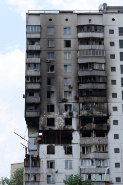 Gaz sızıntısı ve patlama sonucu birkaç apartman dairesi yıkıldı.