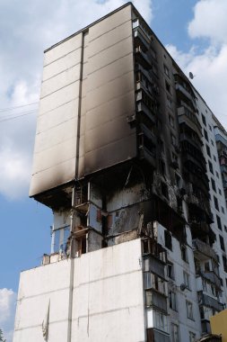 Gaz sızıntısı ve patlama sonucu birkaç apartman dairesi yıkıldı.
