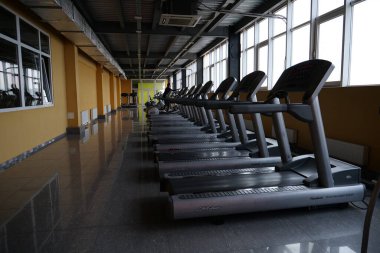 UKRAINE, KYIV, 20 Haziran 2023: Spor salonunda koşu bantları. Kardiyo eğitimi