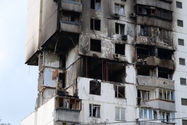 Korkunç bir trajedi. Bir apartman dairesinde gaz patlaması sonrası hasar. Ukrayna 'nın başkenti Kyiv' de gaz ocaklı bir ev. Gaz sızıntısı ve patlama oldu.