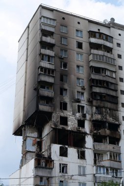 Gaz sızıntısı ve patlama sonucu birkaç apartman dairesi yıkıldı.