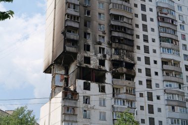 Gaz sızıntısı ve patlama sonucu birkaç apartman dairesi yıkıldı.