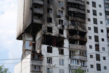 Gaz sızıntısı ve patlama sonucu birkaç apartman dairesi yıkıldı.