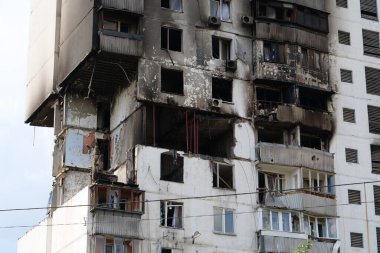 Gaz sızıntısı ve patlama sonucu birkaç apartman dairesi yıkıldı.